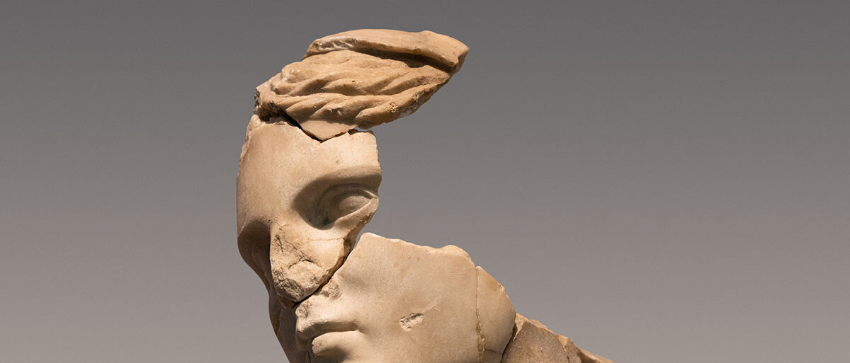 Der Kopf einer antiken Statue; es fehlen große Scherben.