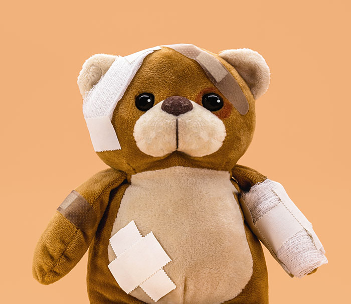Ein Teddy wurde mit verschiedenen Pflastern verarztet.
