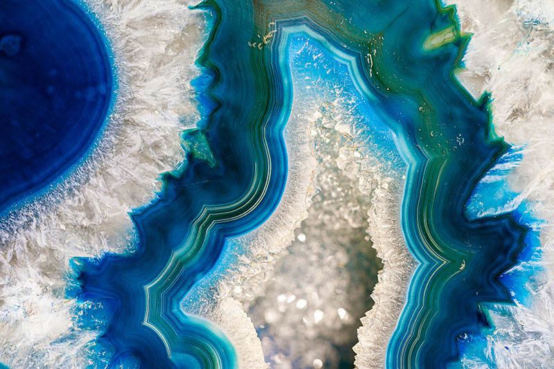 Eine blaue Geode mit glitzernden Kristallen