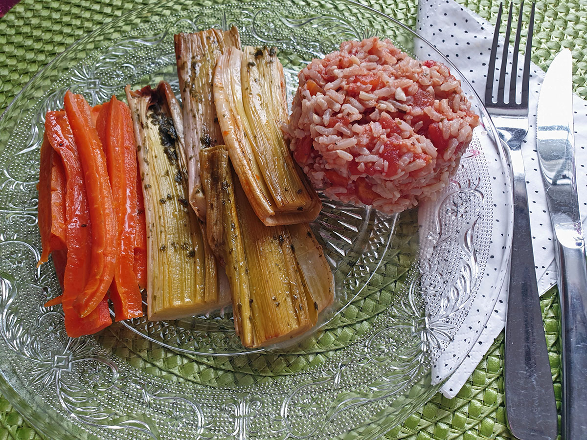 Salzarm essen – Rezept für Ofengemüse mit Tomatenreis