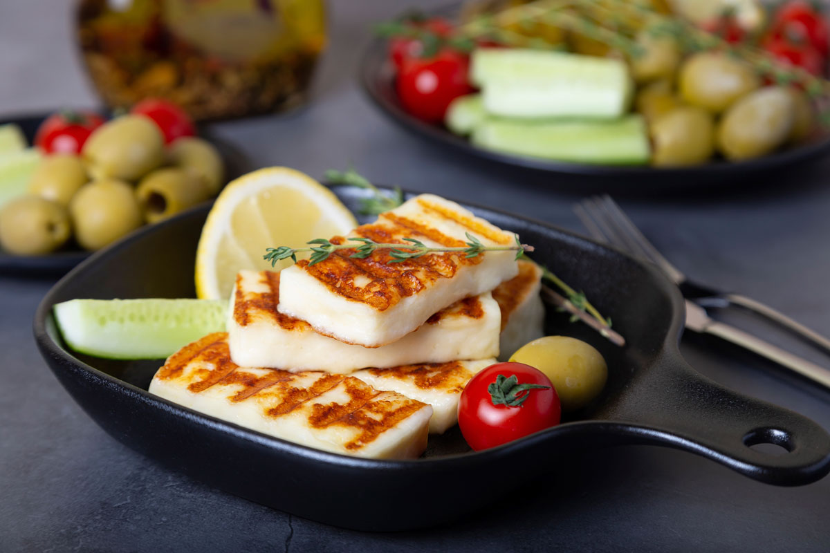 Käse braten statt Fleisch – wie gesund sind Halloumi &amp; Co.?