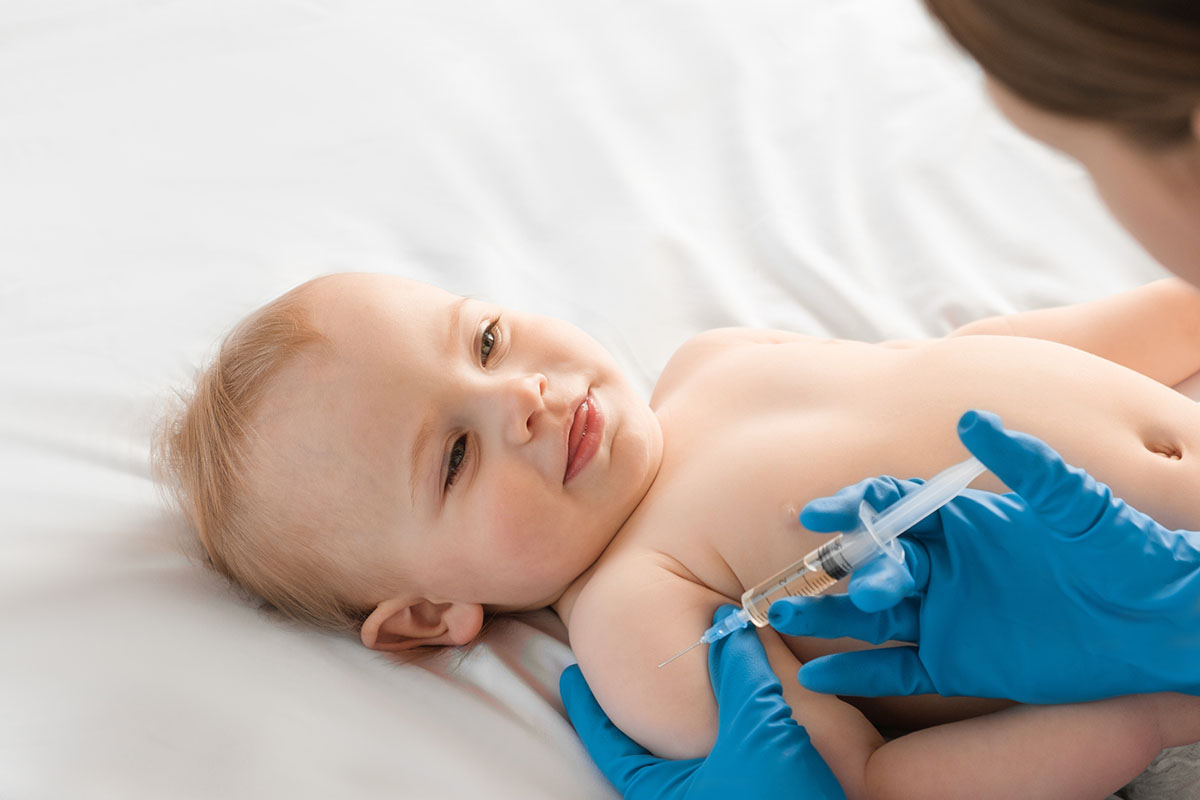 Baby erhält Polio-Impfung