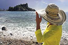 frau mit sonnenhut am strand