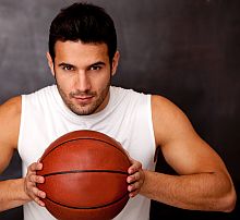 mann mit basketball