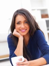 junge frau mit tasse 