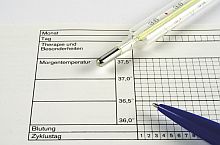 blatt mit tabellarischer aufteilung und ein thermometer