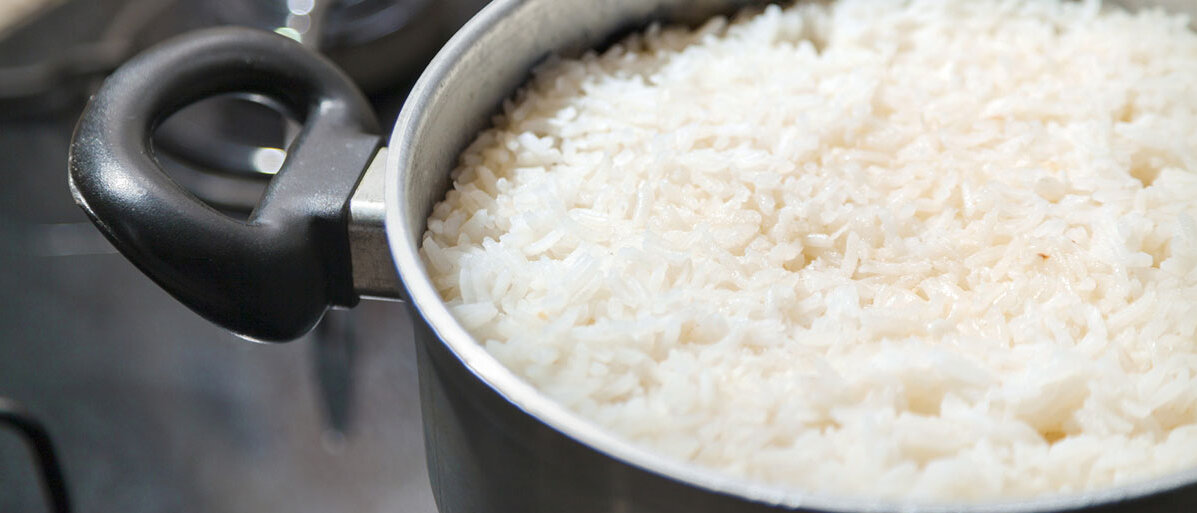 Fried-Rice-Syndrom Topf mit gekochtem Reis auf Gasherd