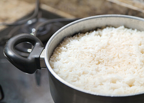 Fried-Rice-Syndrom Topf mit gekochtem Reis auf Gasherd