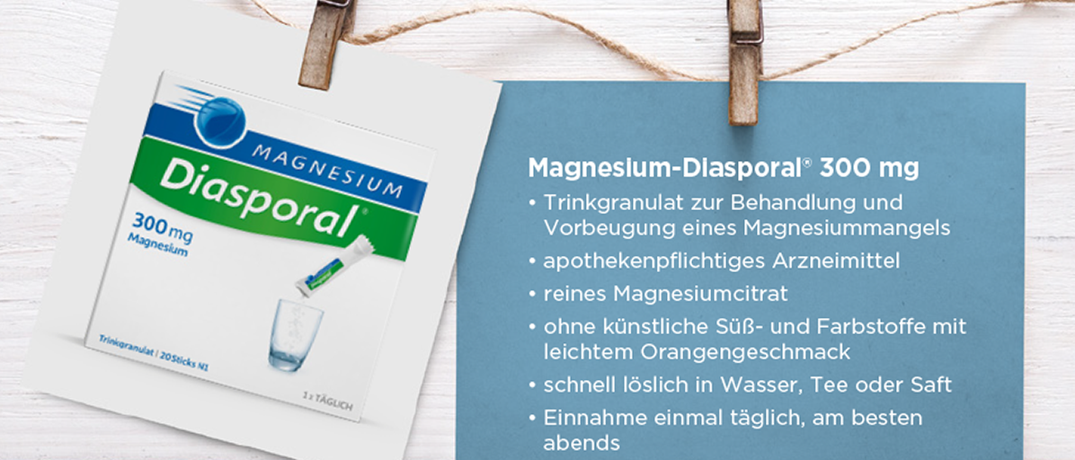 Ein Bild von einer Packung Magnesium-Diasporal® 300 mg hängt an einer Wäscheleine, daneben ein hellblauer Zettel mit Vorteilen des Produkts