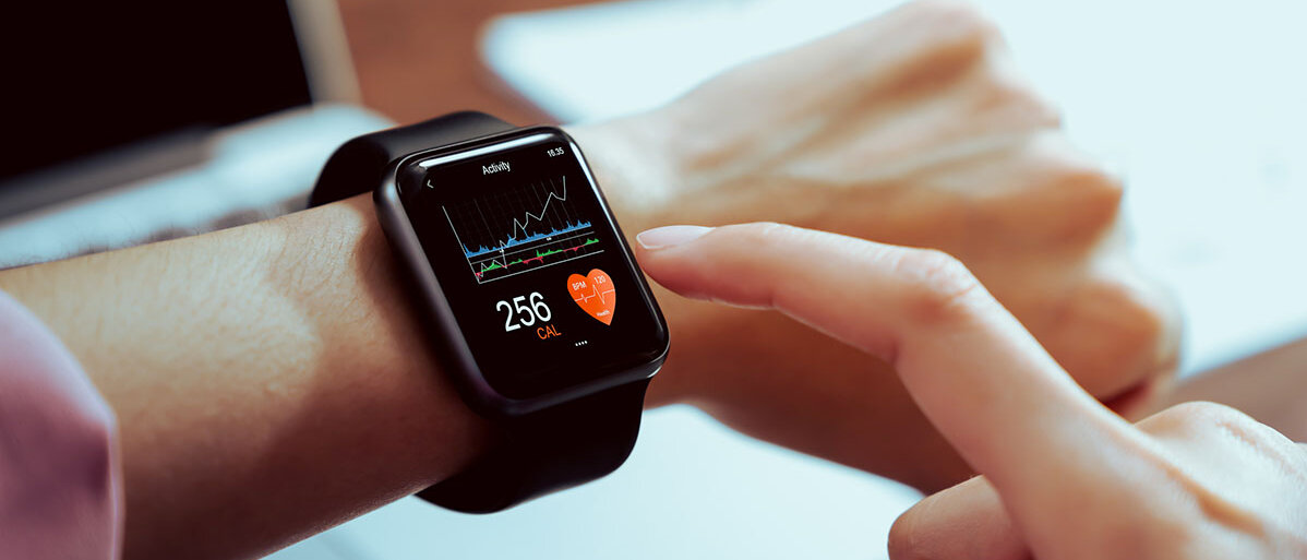Smartwatch zeigt Gesundheitswerte wie Herzfrequenz
