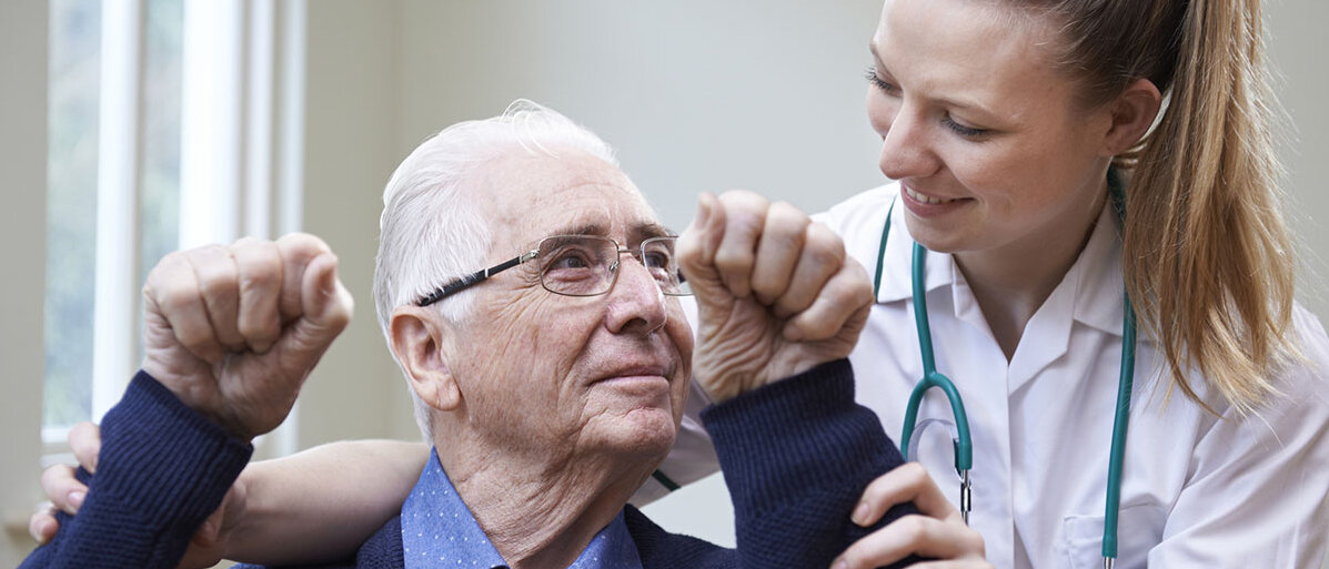 Therapie einer Spastik nach Schlaganfall Älterer Mann hat beide Arme zur Faust gehoben und Krankenschwester beurteilt die Armkraft