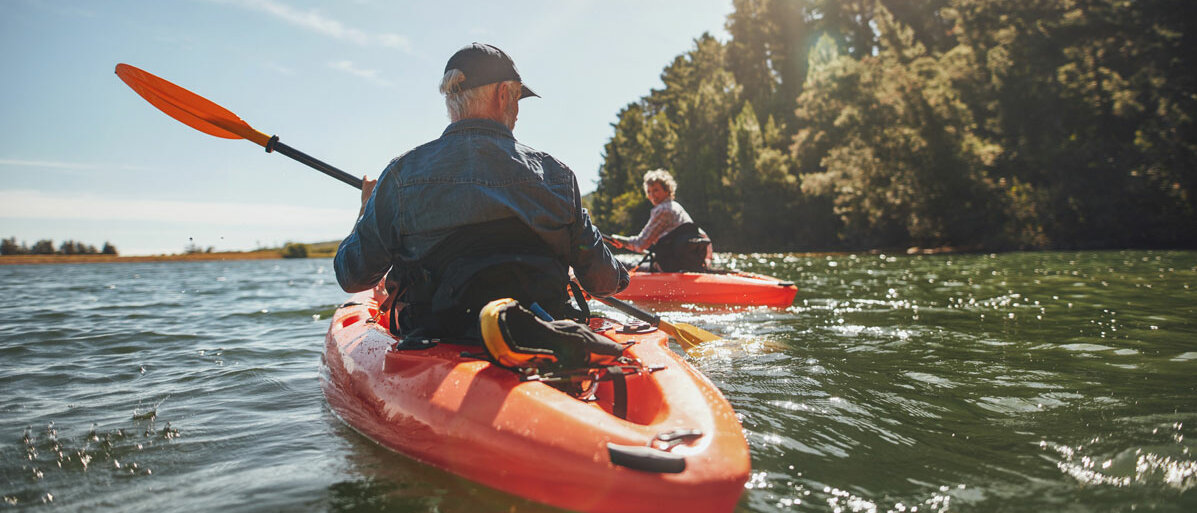 Mann und Frau sitzen im Kajak