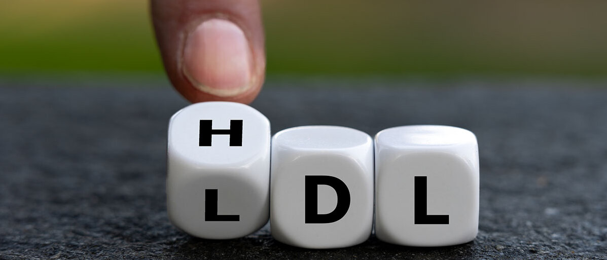 Hand würfelt und ändert die Abkürzung LDL in HDL.