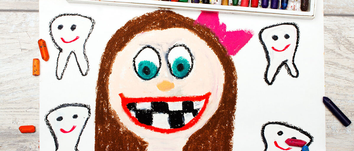 Ein Bild, das ein Kind mit Wachsmalstiften gemalt hat: Ein Mädchen mit vielen Zahnlücken, daneben vier Zähne mit lächelndem Gesicht.