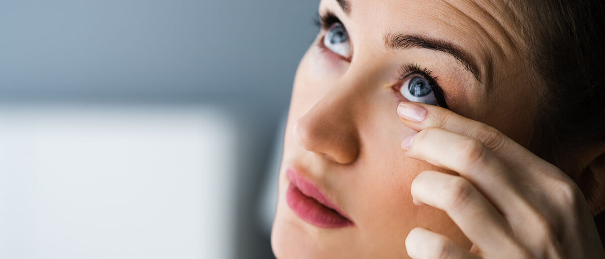 Worin sich ein Gersten- und ein Hagelkorn am Auge unterscheiden Frau hÀlt vorsichtig ihren Finger ans Augenlid