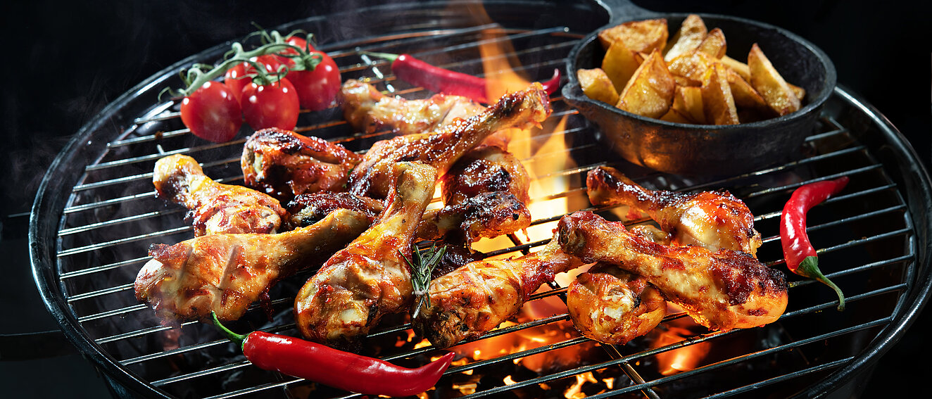 Foto eines Grills mit Gemüse und Fleisch