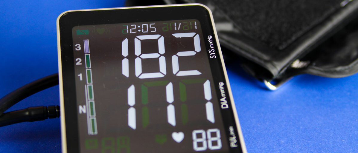 Blutdruckmessgerät zeigt hohen Wert