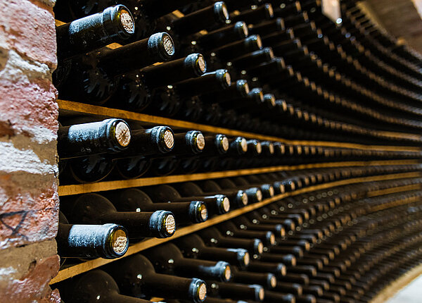 Weinlagerung Rotweinflaschen in einem Weinkeller