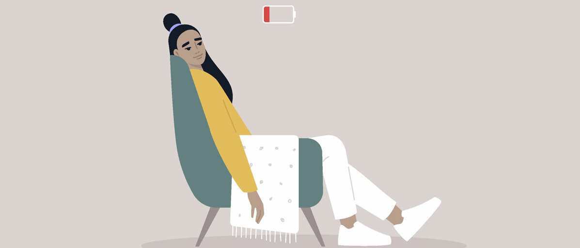 Frau lehnt sich erschöpft im Sessel zurück, ein leerer Akku ist über ihr abgebildet