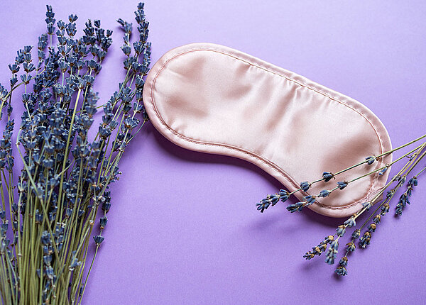 Besser schlafen mit Lavendel Entspannende Komposition mit Schlafmaske und Lavendelblüten