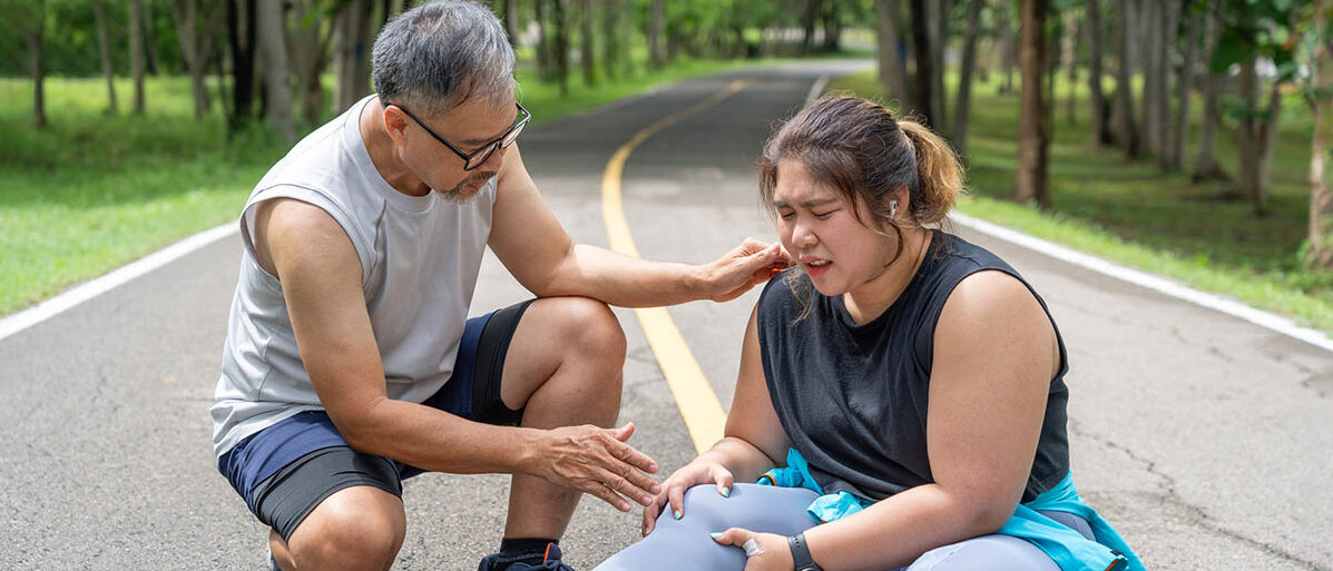 Ăber Sportverletzungen sollte man niemals hinweg trainieren, sondern unterbrechen und Erste-Hilfe-MaĂnahmen ergreifen â gut, wenn man dann eine kleine Sportapotheke zur Hand hat. © yokaew/iStock/Getty Images Plus