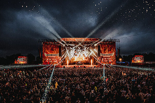 Deichbrand Festival 2023 - erleuchtete Bühne bei Nacht