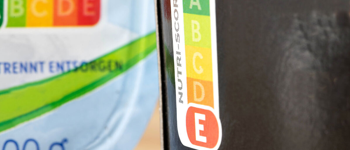 Auf zwei verschiedenen Lebensmittelverpackungen sieht man den Nutri-Score: Einmal ist das grüne A hervorgehoben, einmal das rote E. Um welche Produkte es sich handelt, ist nicht ersichtlich.