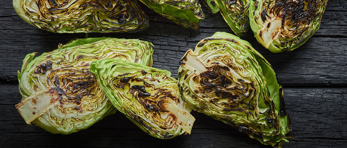 Gebackener Spitzkohl auf Holztisch