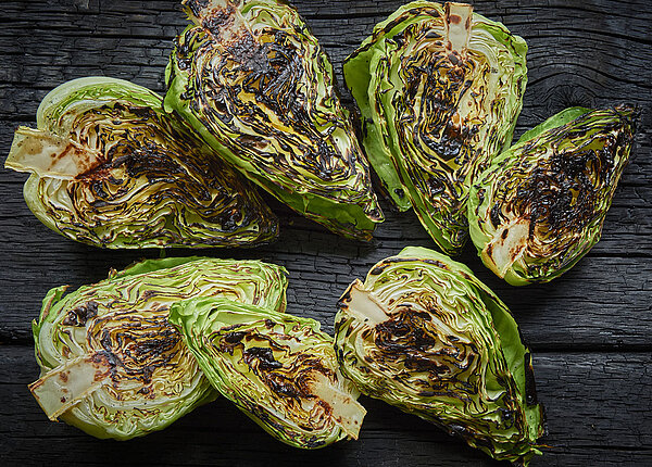 Gebackener Spitzkohl auf Holztisch