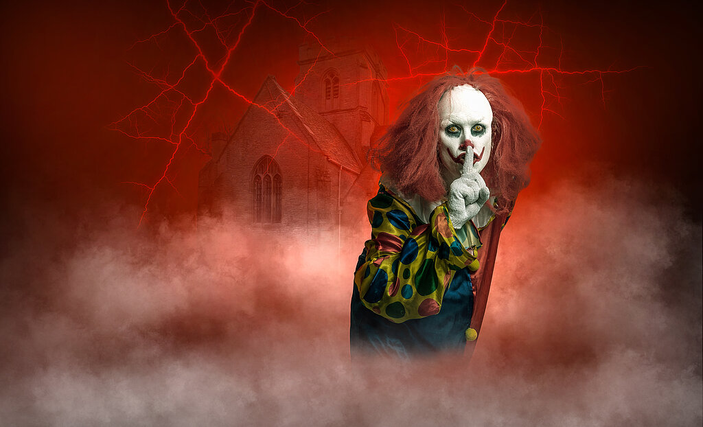 PTA-Fortbildung Bluthochdruck Ein gruseliger Clown legt den Zeigefinger zu einem „Pssst“ an die Lippen und schaut den Betrachter dabei an.