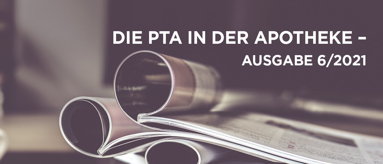 Mehrere aufgeschlagene Zeitschriften und der Schriftzug "DIE PTA IN DER APOTHEKE - Ausgabe 6/2021"