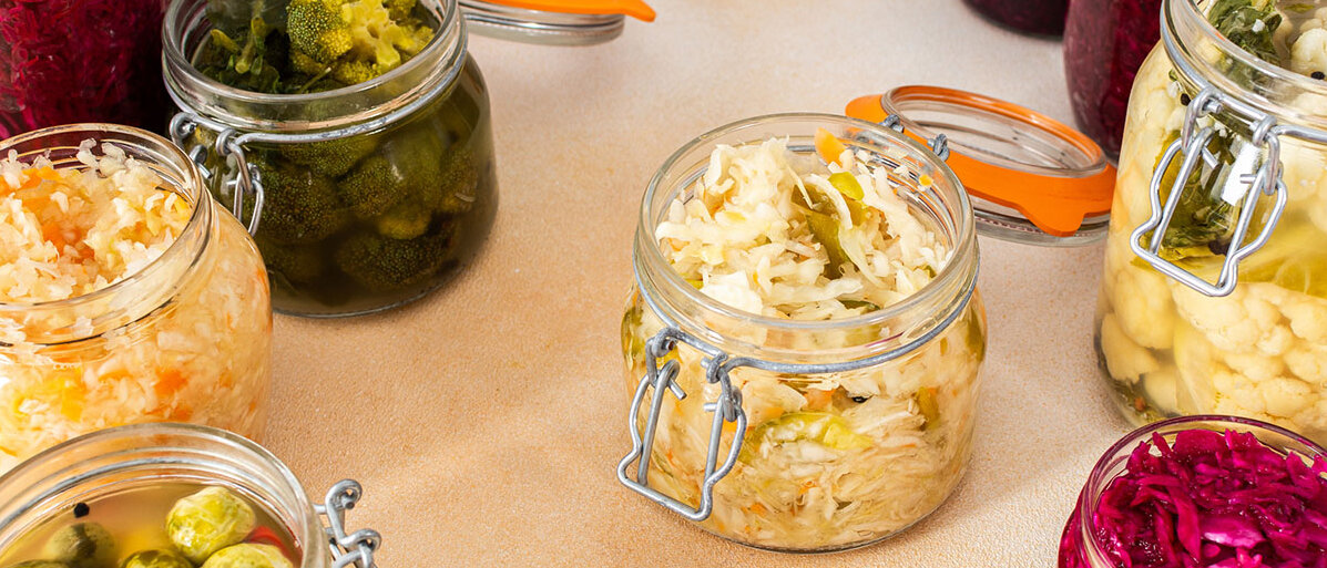 Gläser mit eingelegtem Gemüse wie Brokkoli und Kohl