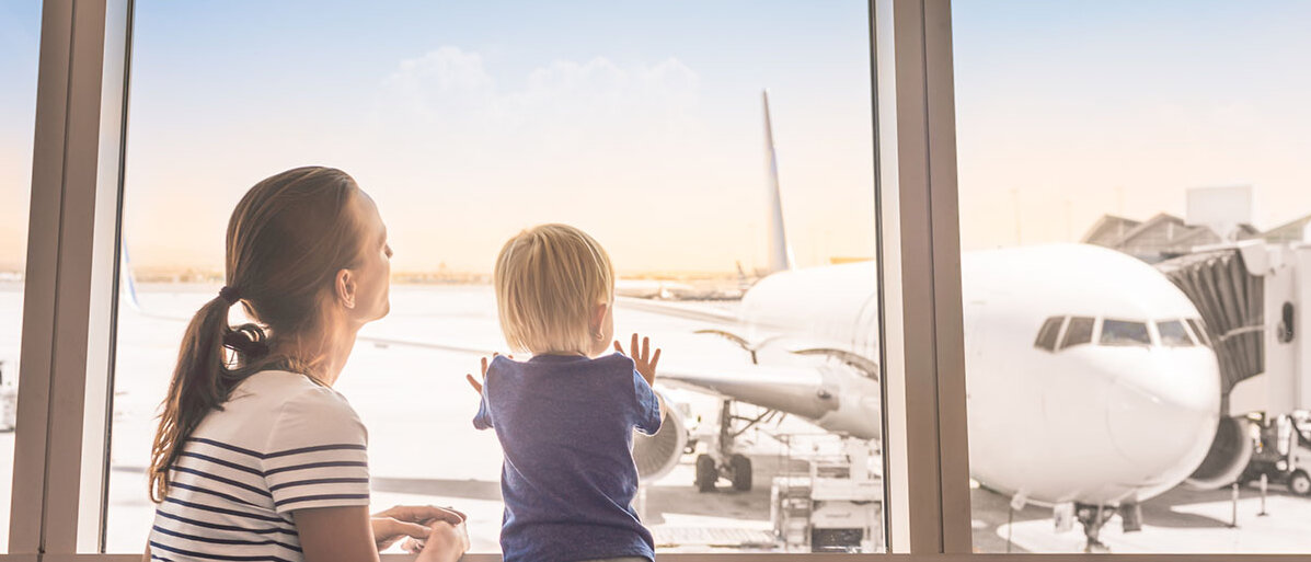 Mutter uns Sohn beobachten Flugzeug am Flughafen 
