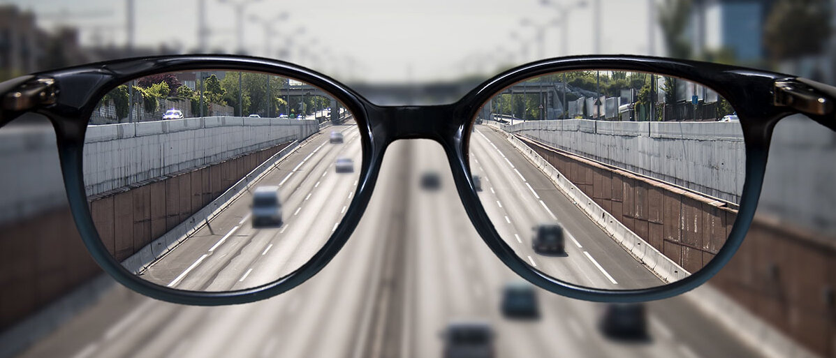 Durch eine Brille auf eine Straße schauen