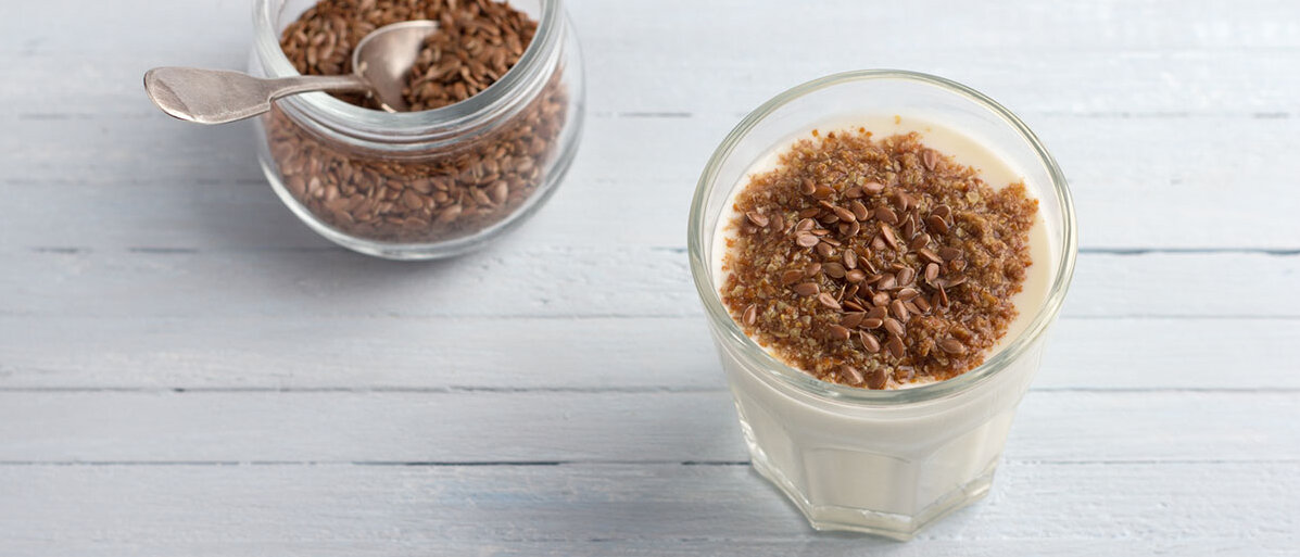Naturjoghurt mit geschroteten Leinsamen in Gläsern 