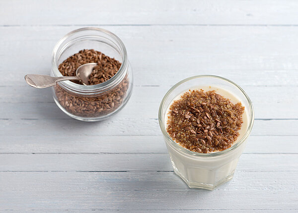 Blausäure in Leinsamen Naturjoghurt mit geschroteten Leinsamen in Gläsern