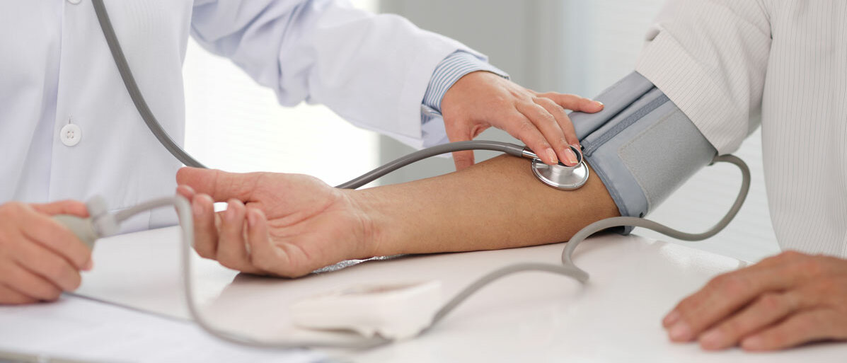 Frau bekommt Blutdruck gemessen