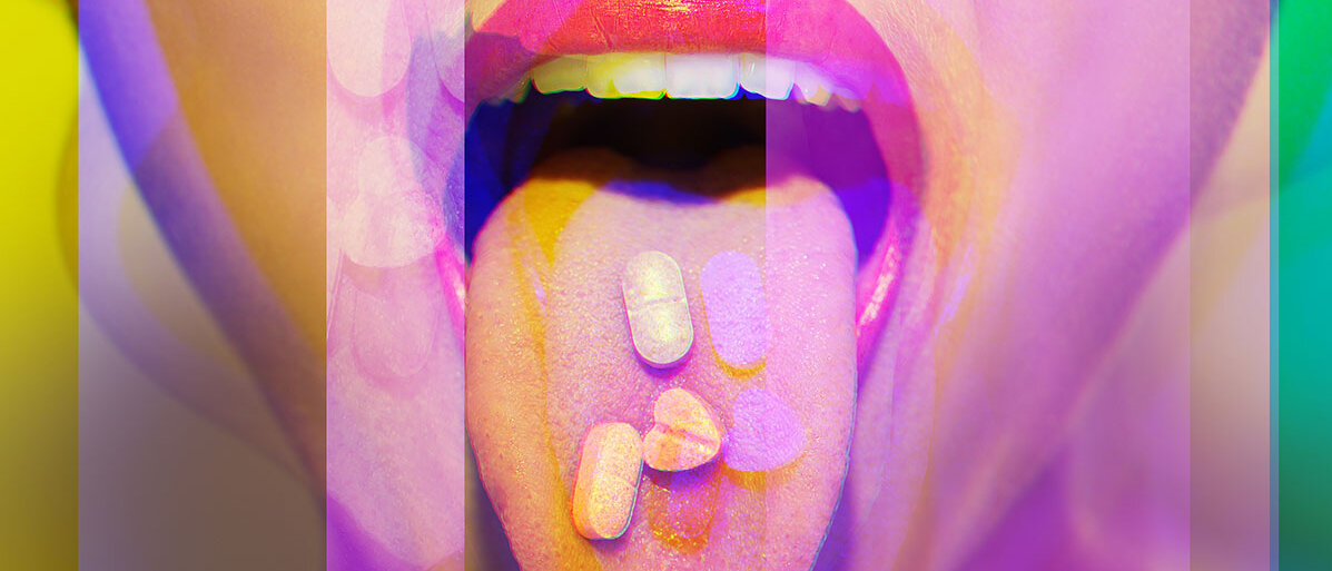 Frau mit psychoaktiven Drogenpillen auf der Zunge mit psychedelischem Trip mit Halluzinationen.