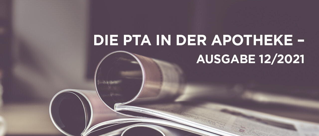 Aufgeschlagene Zeitschriften und der Schriftzug "DIE PTA IN DER APOTHEKE - Ausgabe 12/2021"