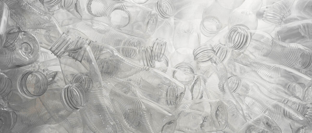 Plastikmüll: Herstellung von Medikamenten wie Paracetamol Durch viele leere, farblose PET-Flaschen ohne Deckel scheint Licht.