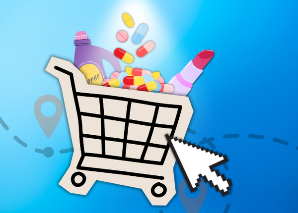 In einem Einkaufswagen liegt Waschmittel, ein Lippenstift und lose Kapseln und Tabletten. Ein Mauszeiger klickt den Einkaufswagen an.