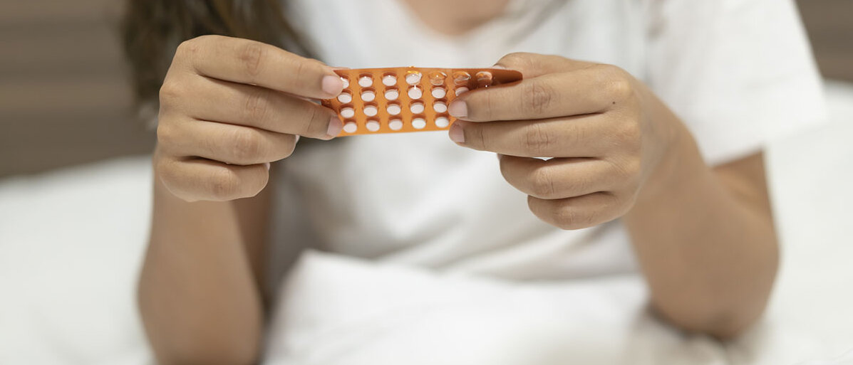 Hirntumore durch Minipille? Frau hält Blister mit Minipille in der Hand