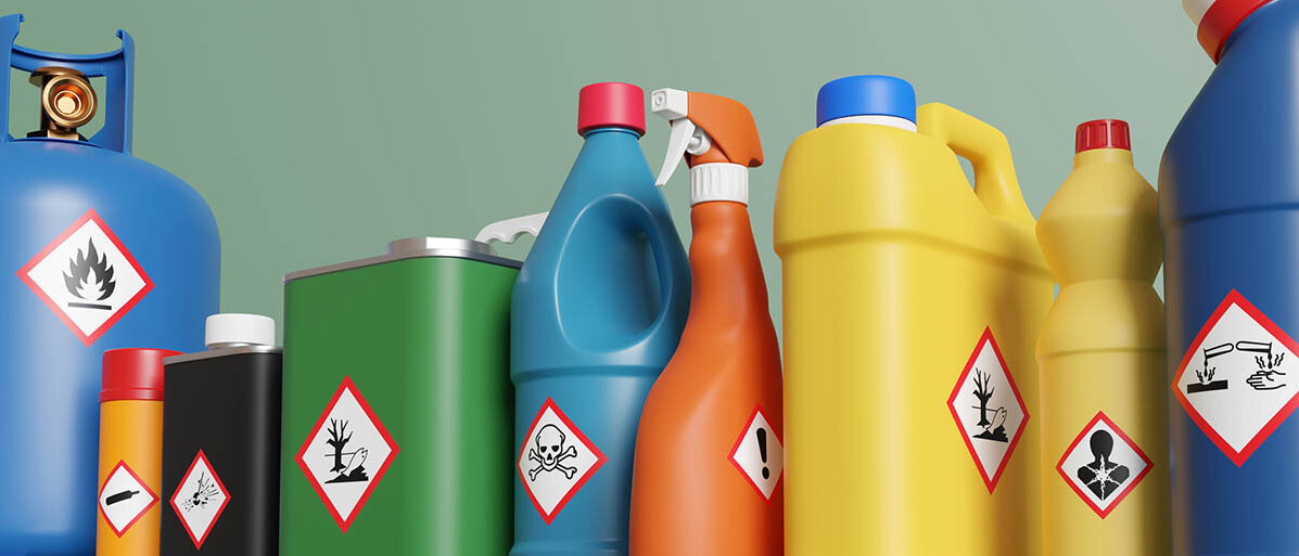 Plastikflaschen und Metalldosen mit unterschiedlichen Gefahrstoffpiktogrammen