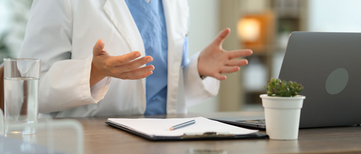 Videosprechstunde Ärztin führt Videoanruf mit Patienten über Laptop