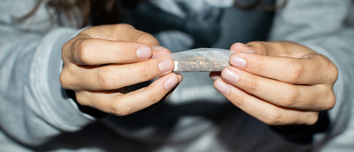Frau dreht Cannabis-Zigarette