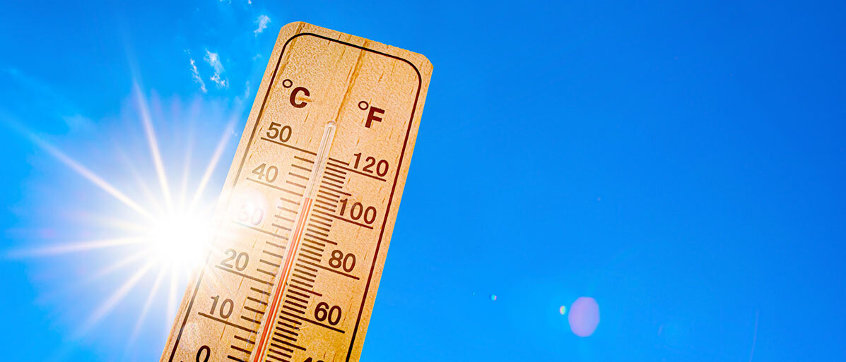 Thermometer bei strahlendem Sonnenschein