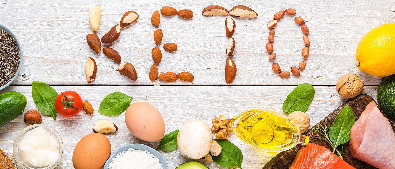 Keto-Diät Lebensmittel und Schriftzug "Keto-Diät" aus Nüssen