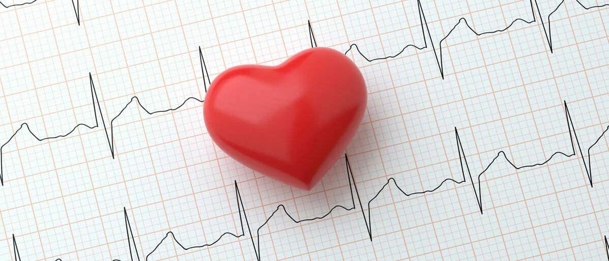 rotes Herz liegt auf EKG Ausruck