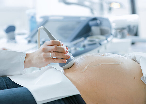 Nahaufnahme eines schwangeren Bauches bei einer Ultraschalluntersuchung