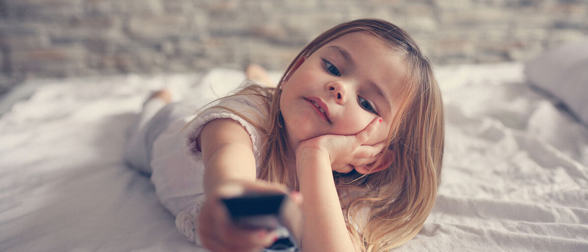 Werbeverbot für Junk-Food Junges Mädchen mit Fernbedienung in der Hand